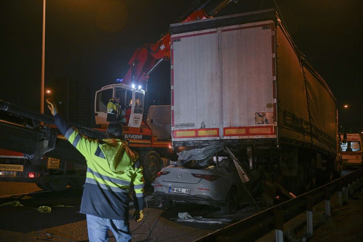 TIR’ın altına giren lüks otomobil, 2 kişiye mezar oldu 4